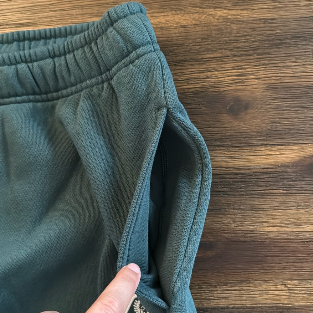 PINK Victoria’s Secret Deep Forest Green Ivy Fleece Campus Sweatpants Medium NWT - Picture 3 of 10